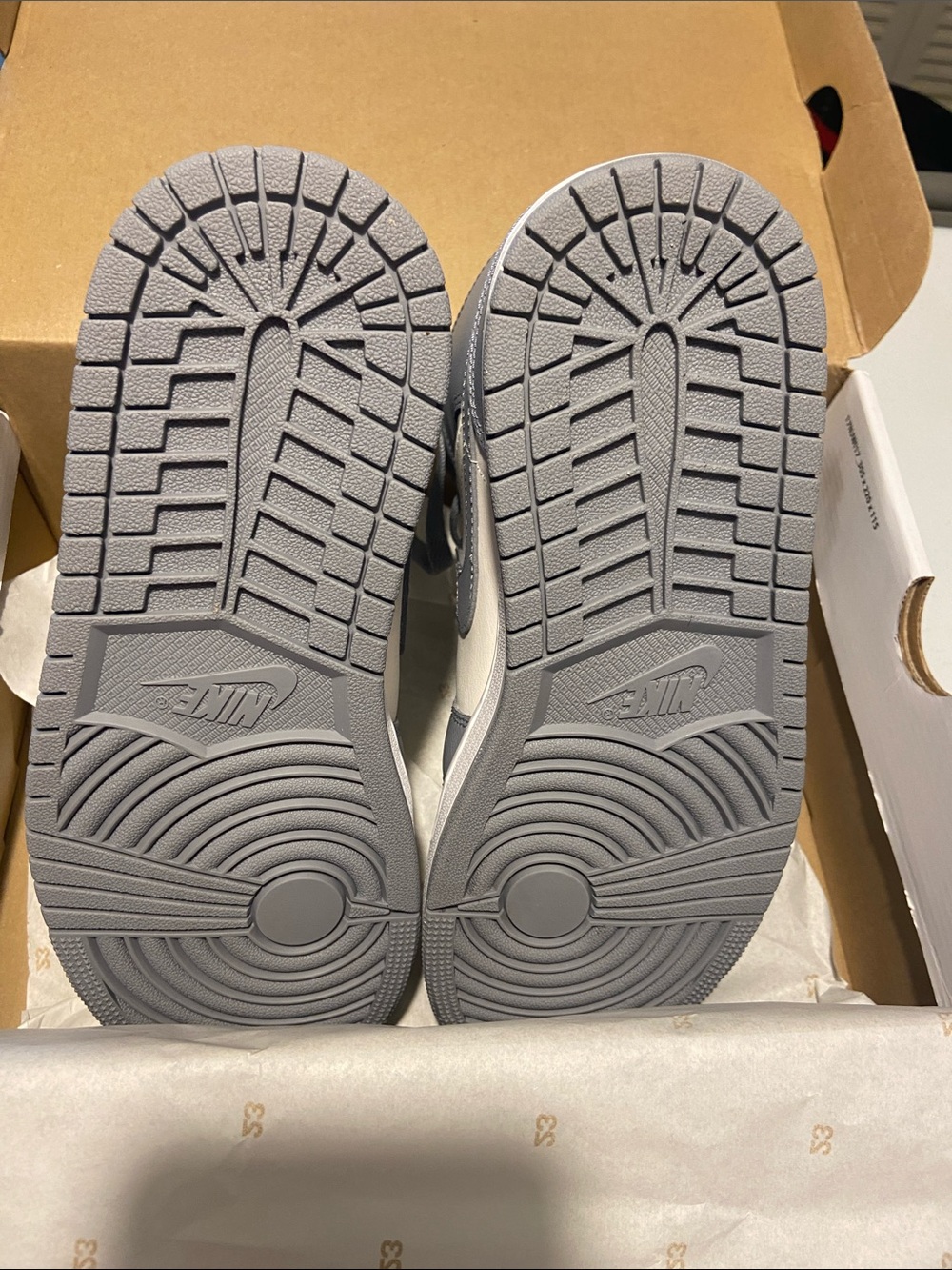 Jordan Air Jordan 1 Mid White and Gray Women's Sneakers - Picture 4 of 9